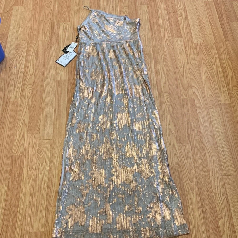 ADRIANNA PAPELL Silver Multi Pleated Foil One Shoulder Dress - Picture 1 of 10